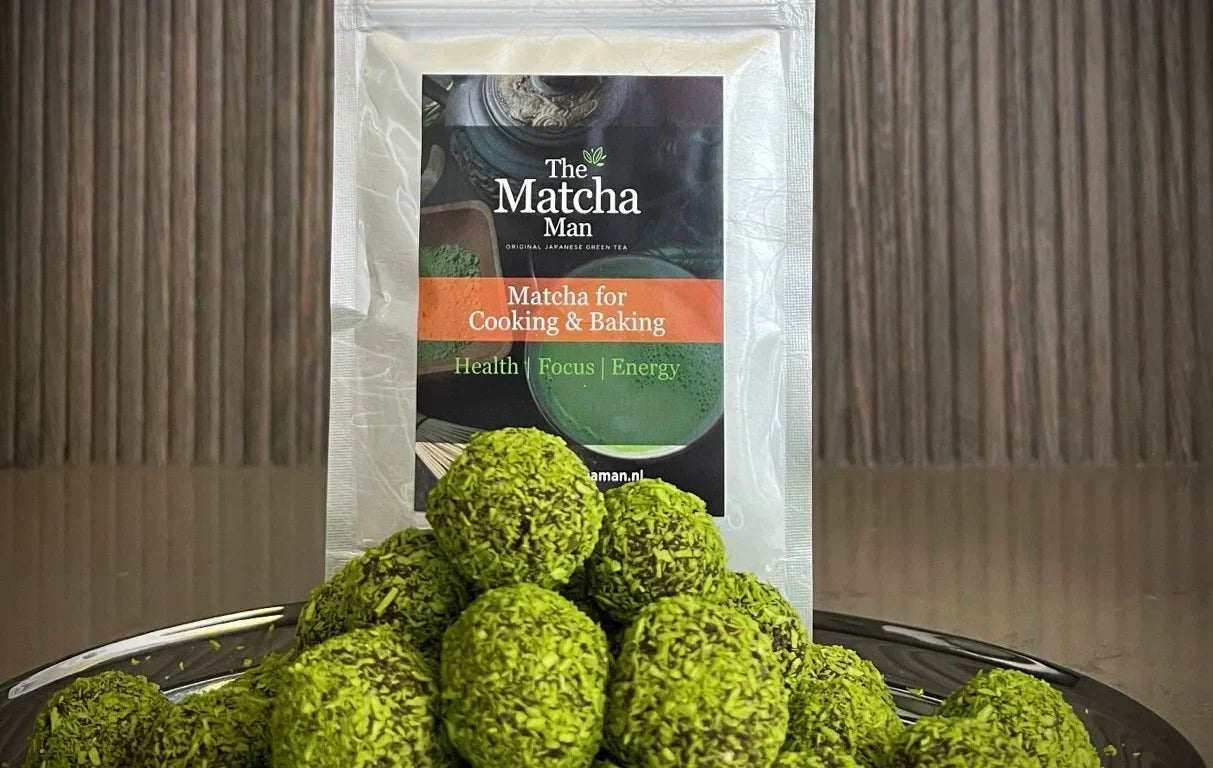 Zakje 'Matcha for Cooking & Baking' van The Matcha Man en op de voorgrond een serveerblaadje met matcha energieballetjes.