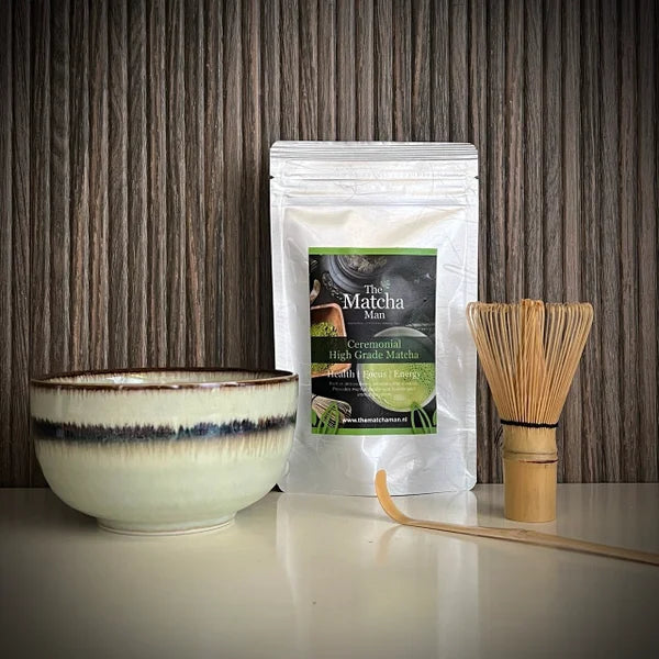 Japanse Matcha Starter Set van The Matcha Man, bestaande uit hersluitbaar zakje'Ceremonial Hgh Grade Matcha' (25 gram) een matcha kom, een bamboe matcha klopper en een bamboelepel.