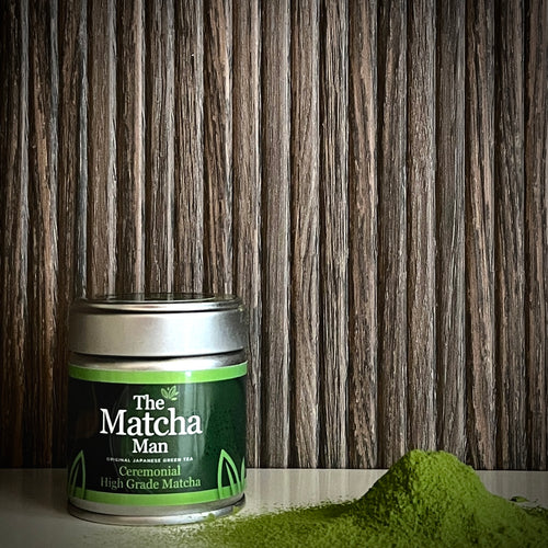 Zilverkleurig potje 'Ceremonial High Grade Matcha' van The Matcha Man (30 gram) en losse matchapoeder.