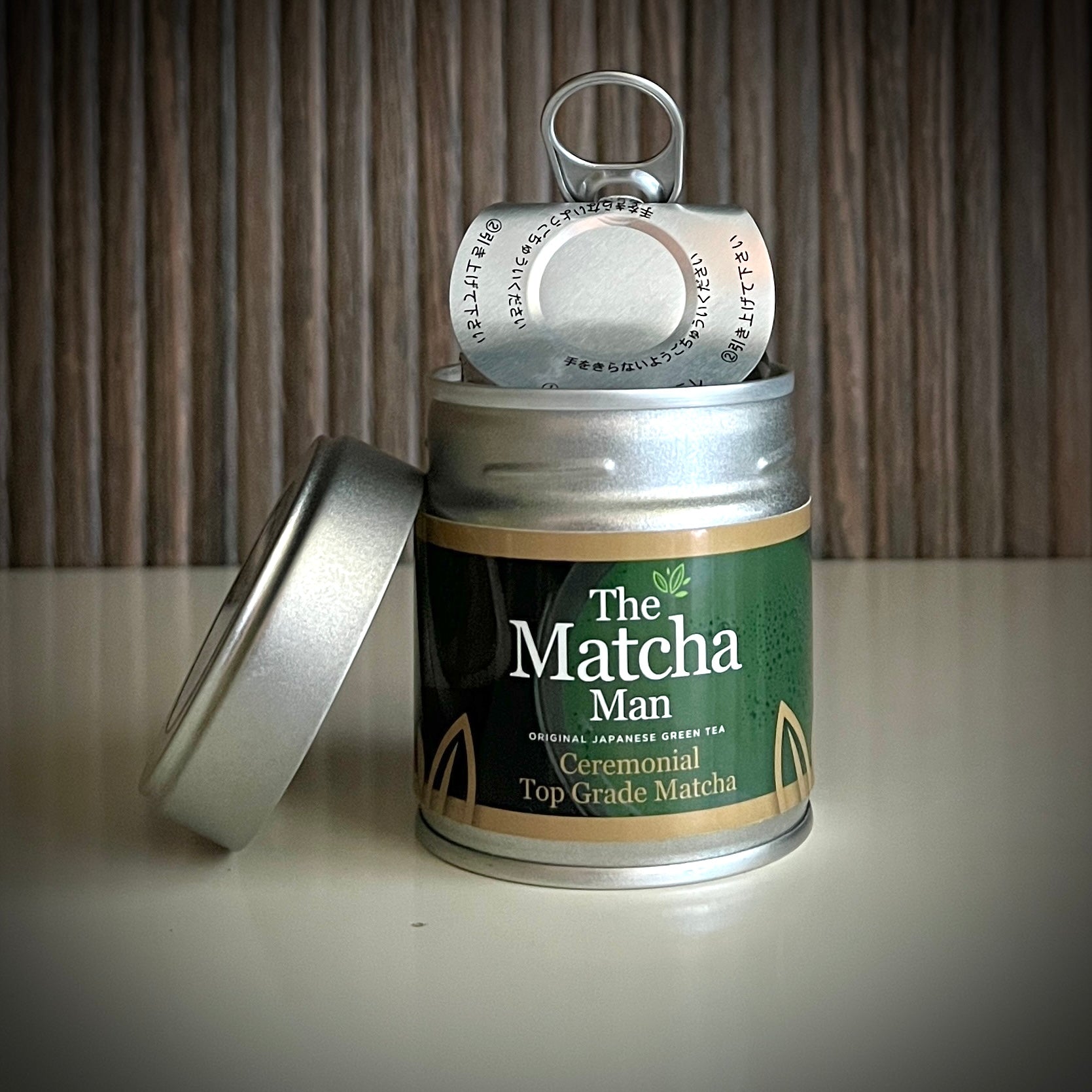 Zilverkleurig potje 'Ceremonial Top Grade Matcha' van The Matcha Man (30 gram) met opengetrokken clipdeksel en los bovendekseltje.