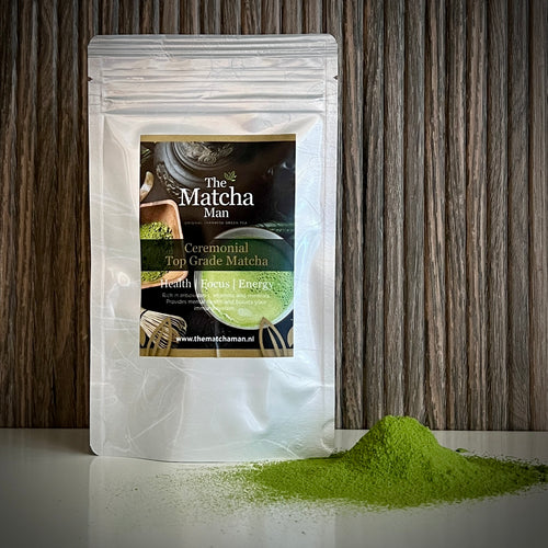 Hersluitbaar zakje 'Ceremonial Top Grade Matcha' van The Matcha Man (25 gram) en losse matchapoeder.